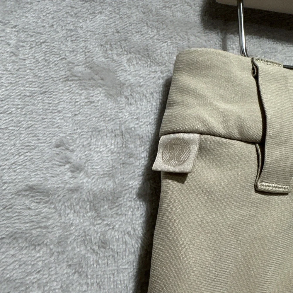 Lululemon Men's Shorts Size 33 Golf Beige‎ Slash Pockets  Logo